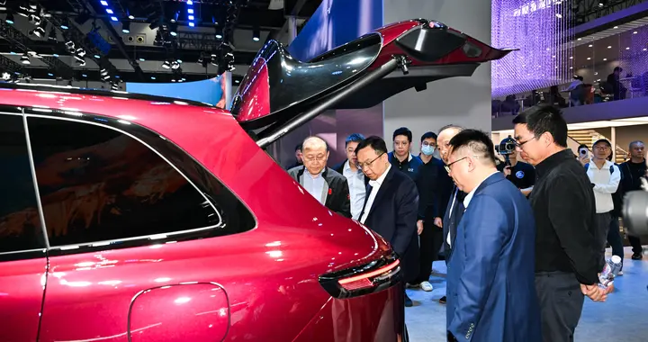 雷军和余承东缺席广州车展，乾崑智能与鸿蒙智行各展各的