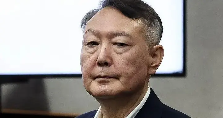 尹锡悦听判“死刑”笑了：他看清了韩国总统的“青瓦台魔咒”