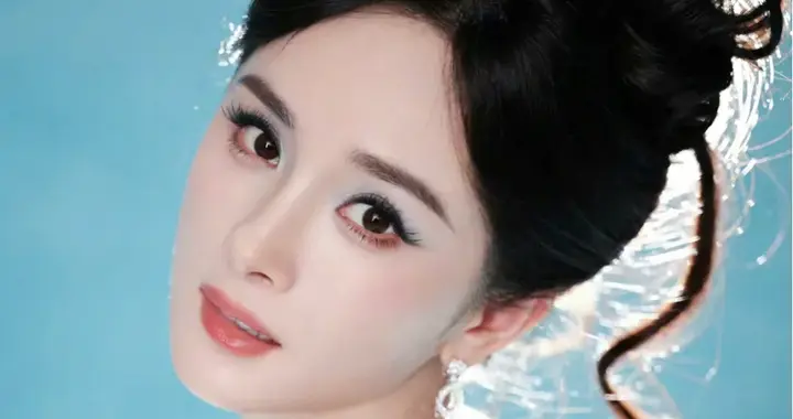 杨幂蓝色镂空裙，好美呀，还得是我幂姐