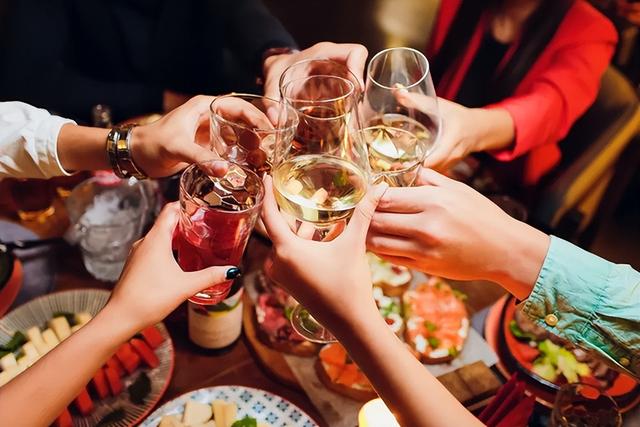 觥筹交错，把酒言欢，喝酒中做到这6点，对身体伤害最小