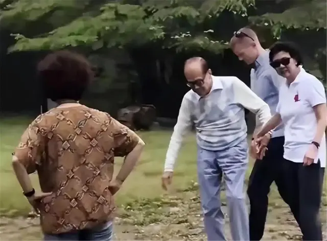 不知天高，长和继续损害国家利益，李嘉诚女友出山，帮李嘉诚大忙