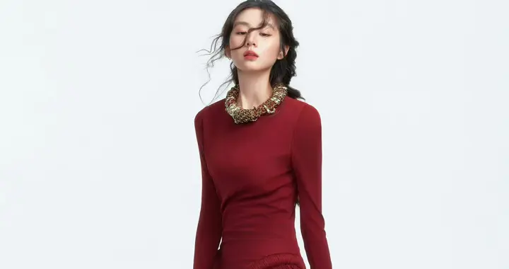 黄多多VOGUE红毯首秀!一身香奈儿红裙，跟妈妈孙莉共用一张脸