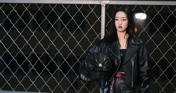 邓恩熙一身皮衣穿搭，在火光中美的让人心动