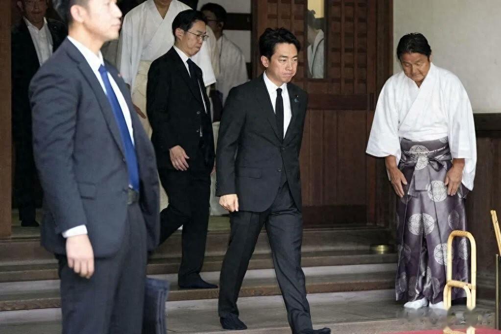 高市早苗不亲自拜鬼，让防长去让高层去，这笔政治账算得比谁都精