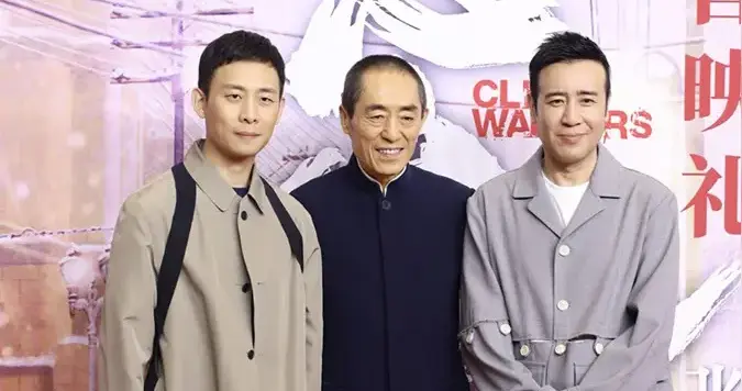 4月25日北影节天坛奖颁奖夜，最戳人的不是奖杯，是张艺谋那一秒