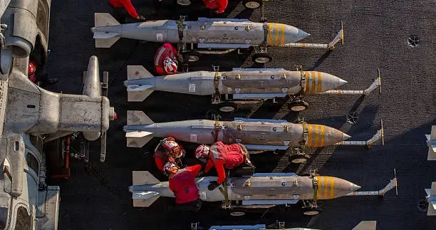 帝国不会突然倒下：它们都是这样一步步崩掉的，美国走到哪一步了