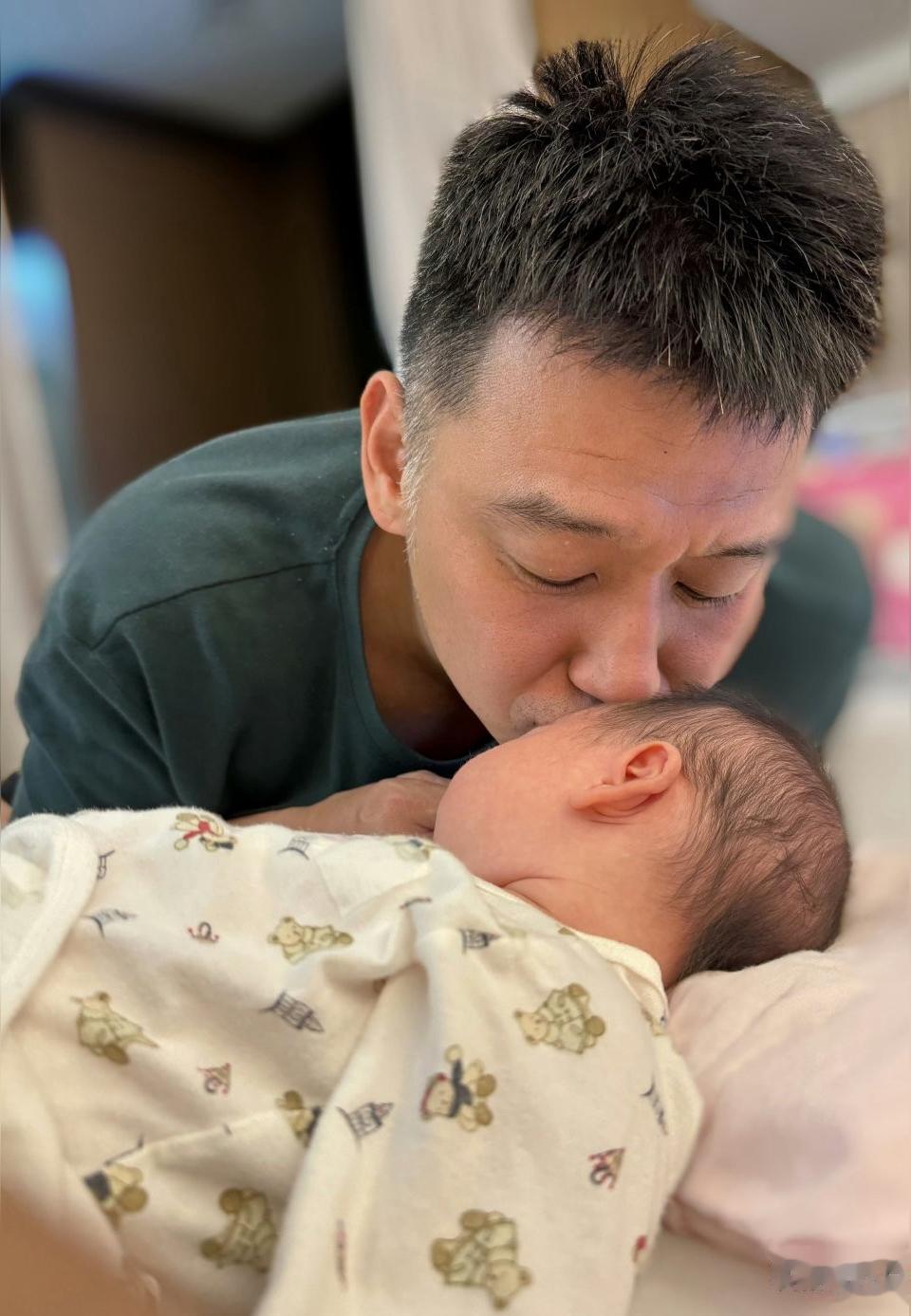 近日洪小铃晒出一家三口温馨合照，她的老公是曾与她合作偶像剧《恋爱女王》...