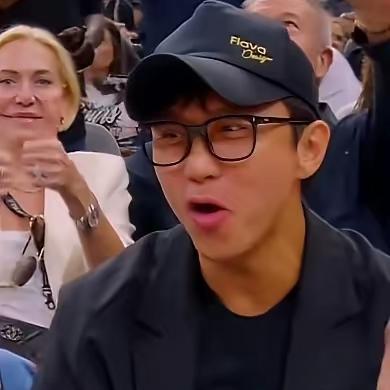 优优时尚穿搭：邓超携儿子现身美国NBA赛