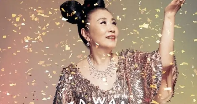 78岁连路都走不稳还开演唱会，全网骂声一片，她却扬言回馈粉丝