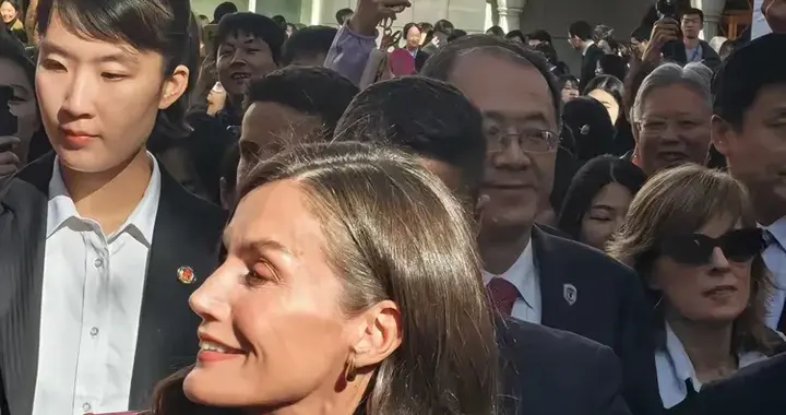 西班牙王后参访北外大，身后保镖单手插兜，中方女特勤反应真实