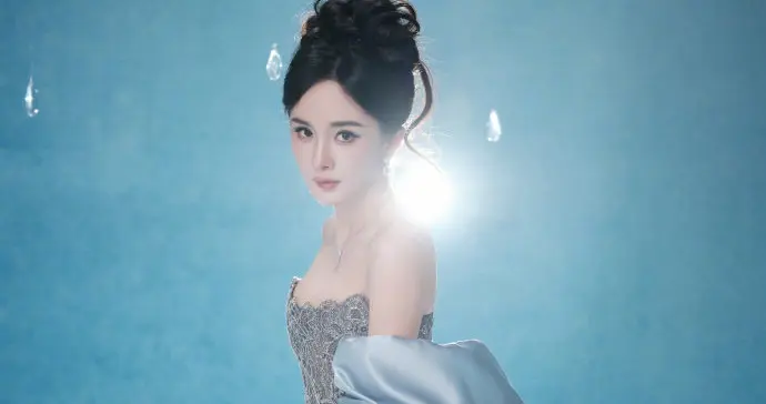 杨幂新造型杀疯了！30斤蓝色镂空裙亮相，这才是内娱女王排面✨