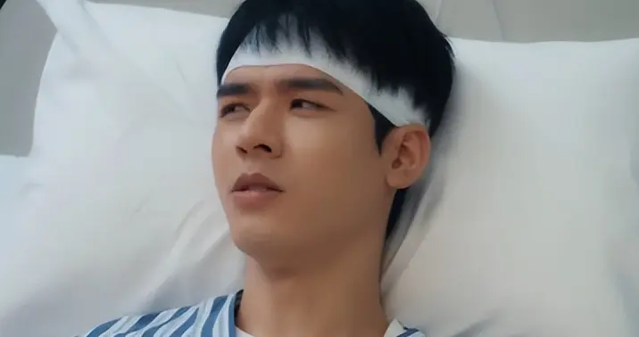 《家事法庭》沈谢秩救人被撞骨折，才懂他为何从刑庭逃到家事法庭