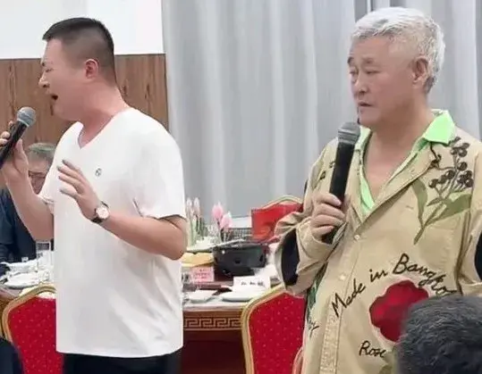 穿玫瑰刺绣花衬衣，唱歌被董事长抢风头，不上春晚的赵本山尴尬了