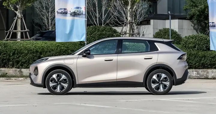 仿皮座椅包裹到位，启源Q05坐着挺舒服