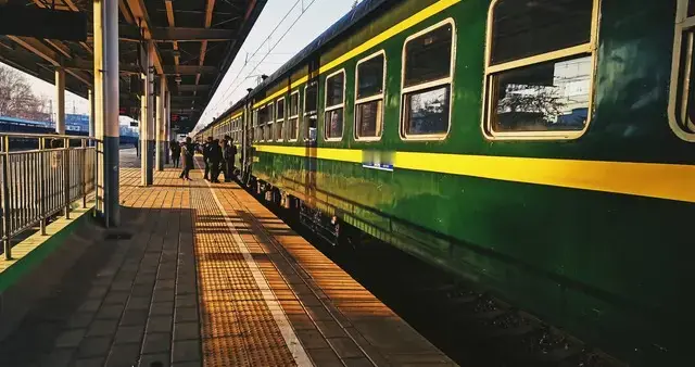 三小时省百元：短途绿皮车成了学生党新宠