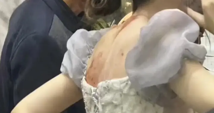 婚礼现场突发意外！酒店屋顶突然坍塌，新人宾客爬水逃生