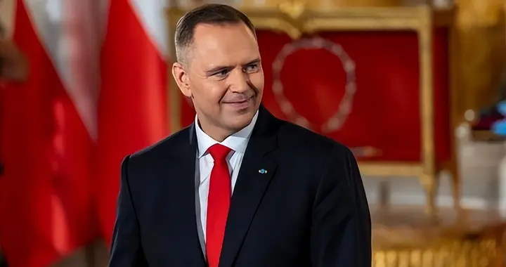 不管俄罗斯了，波兰总统突然调转炮口，宣布应对德国入侵