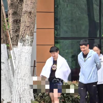 陈陈的娱乐日记：成都封训路透！孙颖莎裹着