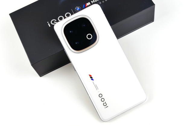 iQOO太猛了，2K屏旗舰突降至3099元，骁龙8至尊版+120W快充
