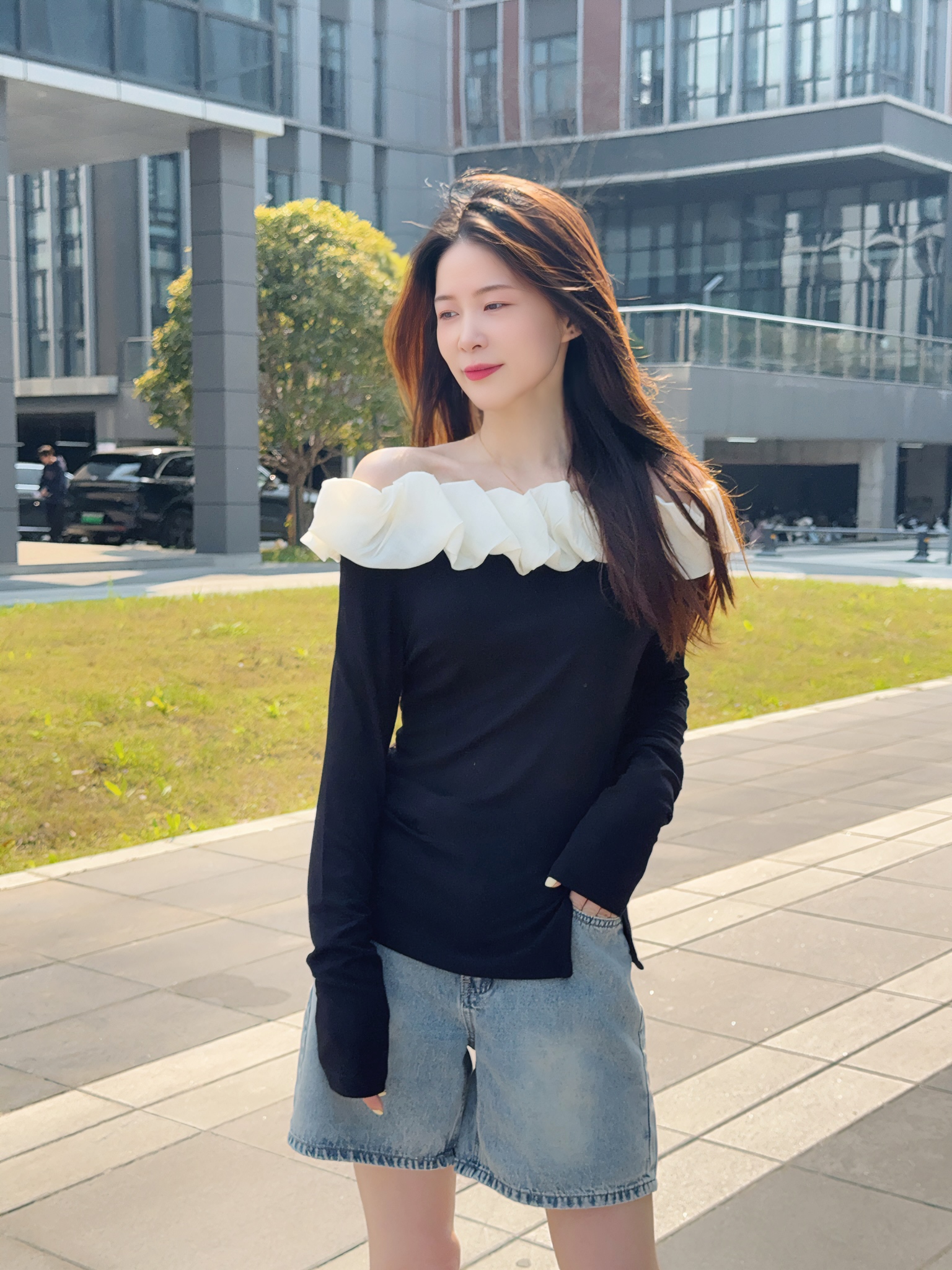 一件斩男又斩女的一字肩荷叶边T恤