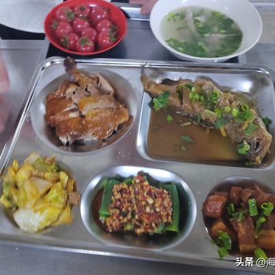 海员刘大厨：昨天中午上船的两位引水员，今