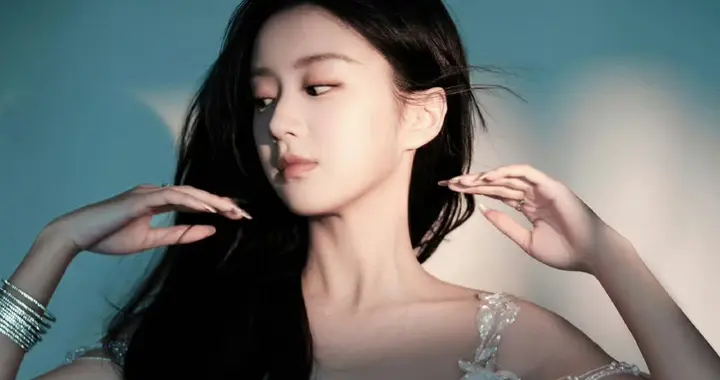 包上恩，钻纱轻扬，迷人好身材的小姐姐。