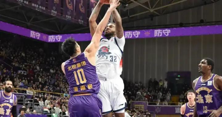 真搞笑，山东男篮主场上半场落后全华班四川，对手28个月没缴社保