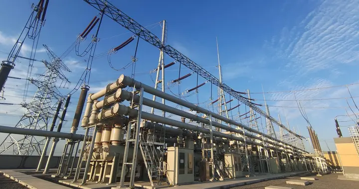 美媒：中国掌控着AI产业的能源供应，如同绊马索一样牢牢牵制美国