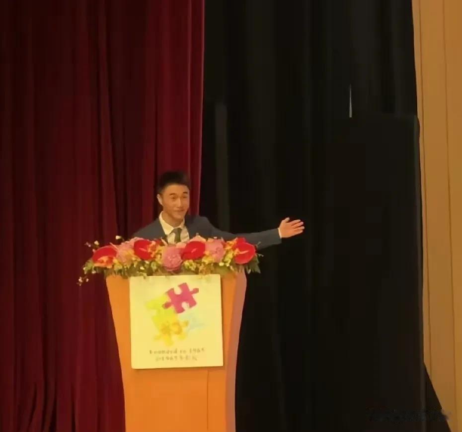 不止有钱！赌王家族三代出席毕业典礼，何猷君育儿方式引热议