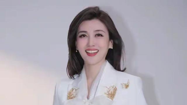 微凉娱乐：央视主持人李红的气质太好了，只