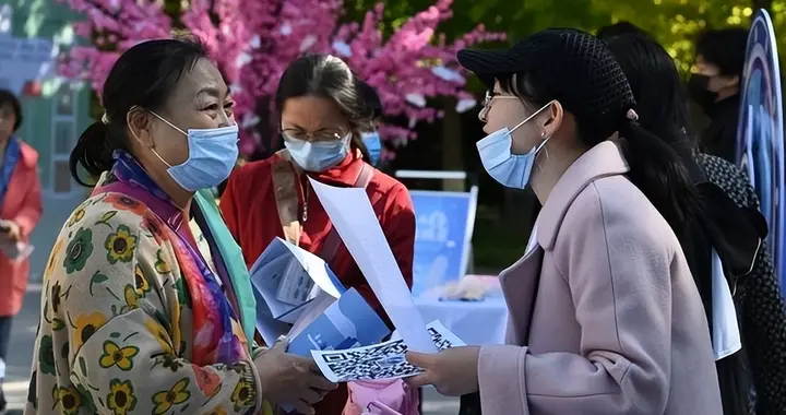 需要注意的是，比新生儿跌破800万更可怕的，是男孩越来越多了