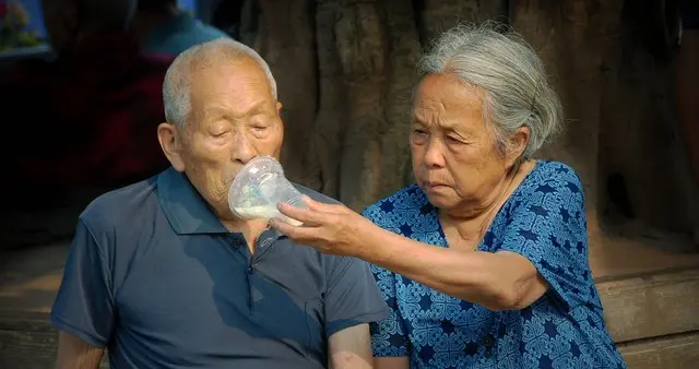 扎心！六旬老人在养老院的团圆梦，被亲女儿一“砸”破碎…