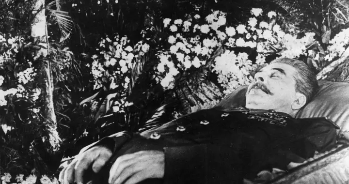 斯大林最后一夜有多惨？ 躺在尿裤子里等死，金扣子被摘走换铜扣