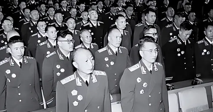 1955年四野军长拟授大校，毛主席建议应至少授予少将军衔！
