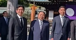 石平参拜靖国神社，日本126名议员集体跪拜，日本彻底摊牌
