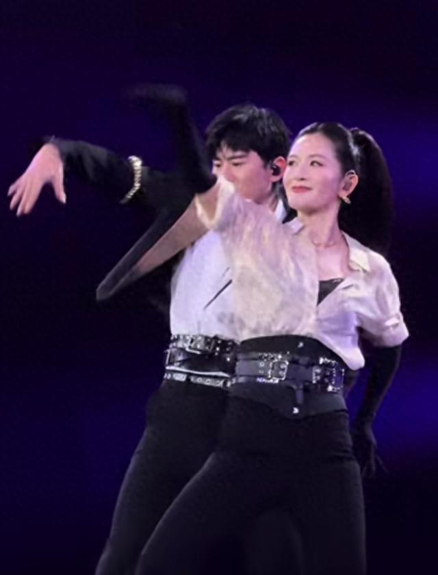 笑发财了，张杰谢娜跨年演唱会好燃，网友：他俩屁股好有夫妻相