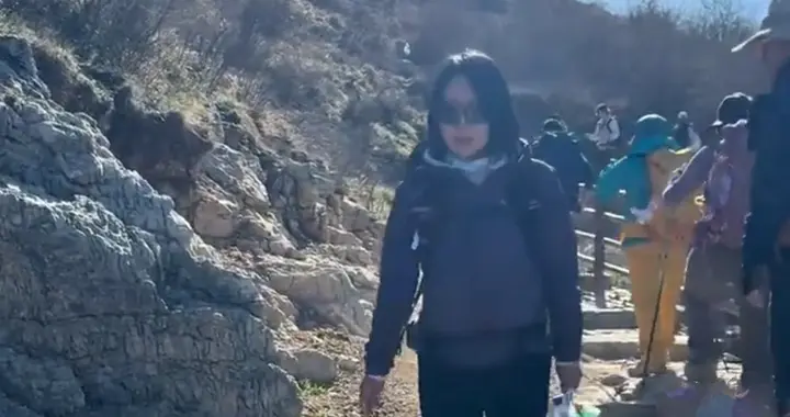 爬山最靓的仔！小姐姐下山拎一串塑料瓶，环保又可爱直接圈粉无数