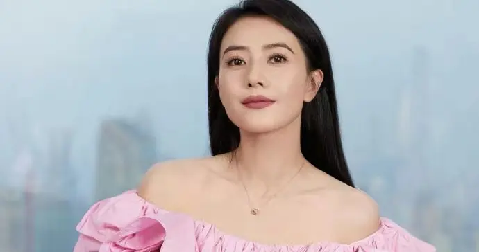 高圆圆的气质不一般！一袭粉色露肩裙，美得优雅高级！