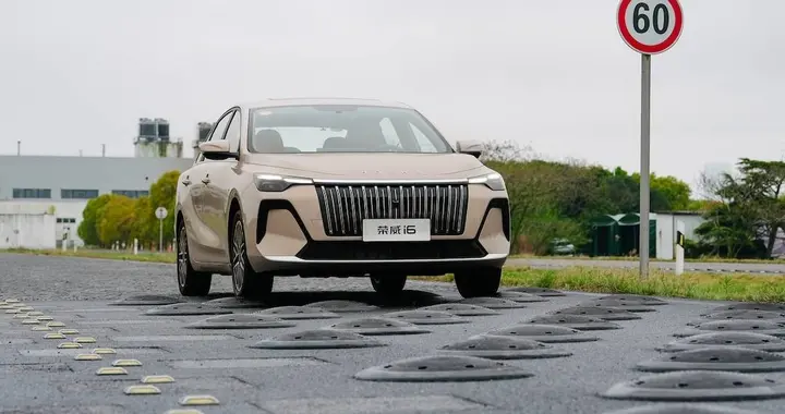 买车送黄金？荣威i6 VS轩逸经典、朗逸新锐，谁才是家用最优选？