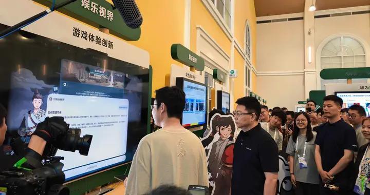余承东HDC 2026现场赛博斗蛐蛐？快来跟余总学学怎么玩转鸿蒙！