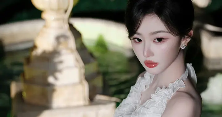 孔雪儿出纯白挂颈连衣裙