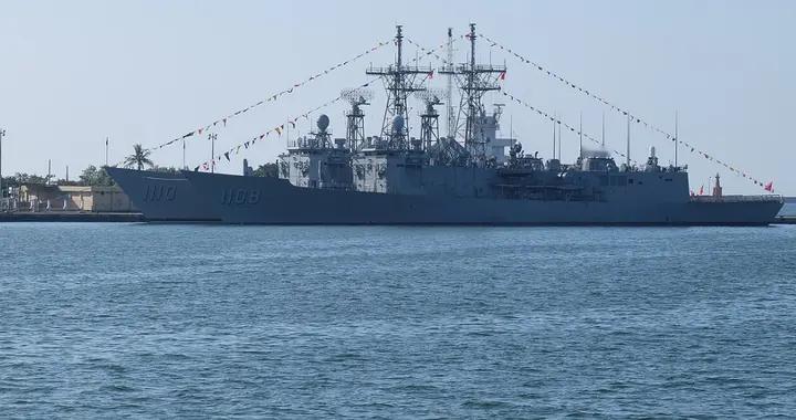 两舰近距对峙，乌鲁木齐舰强硬警告，台军“班超”无还手之力