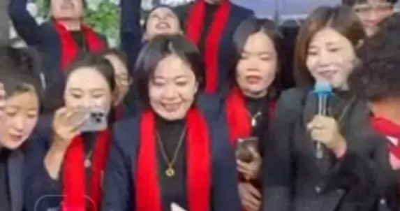 21岁老板年会发黄金+几十万奖金：钱赚不完，多给员工！