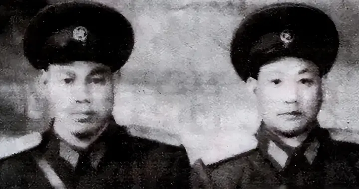 1953年，团政委庆功会上和团长聊天，越聊越吃惊：你竟然是我亲哥