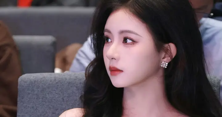 电竞主持人王游方主持风采，美的人心化了，真精致