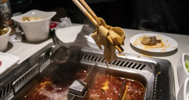 尿布入锅！海底捞再遭“奇袭”，两岁幼童所为，家长责任几何？