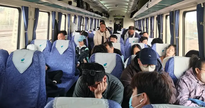 奇葩！火车上堂而皇之做这事，绿皮火车落伍的只是速度吗？