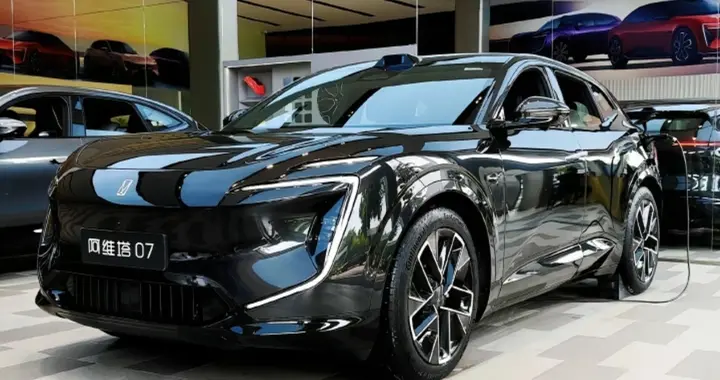 太阳能发电充电的阿维塔07来啦！新型透明光伏车身