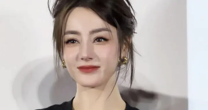 迪丽热巴拍《功夫女足》同一时期长这样？这哪是修容，这是心动