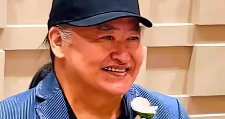 刘欢女儿重庆办婚礼，胸前戴白花，桌上摆茅台，刘欢不舍女儿出嫁